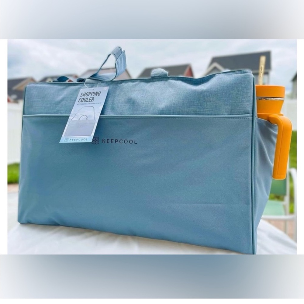 Insulated cooler bag with strap light blue